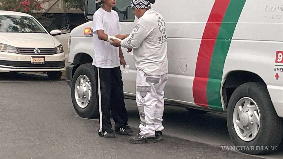 Adolescente sufre fractura tras accidente en motocicleta, en Saltillo