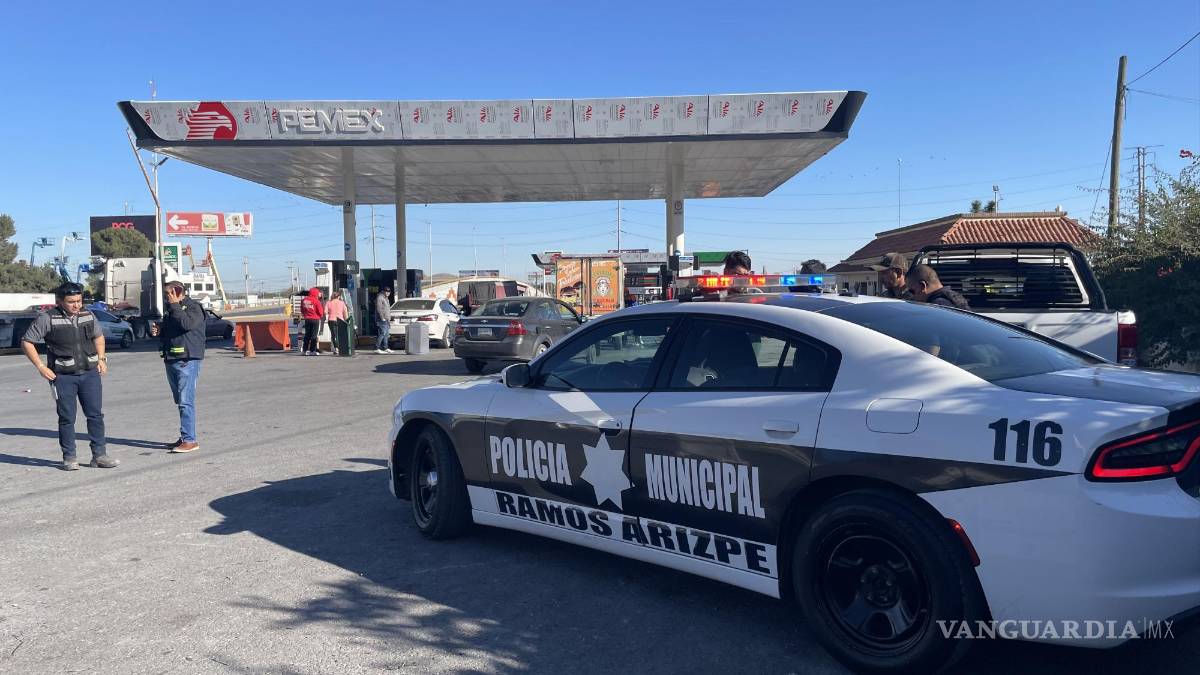 Llanta sale ‘volando’ de tráiler, causa daños a tienda y lesiona a despachador en Ramos Arizpe