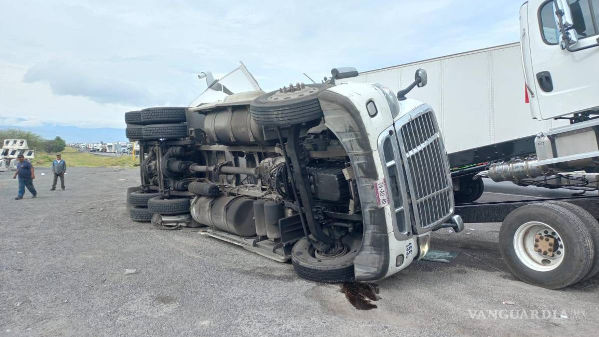 Doble accidente en la Carretera Saltillo-Matehuala bloquea la circulación