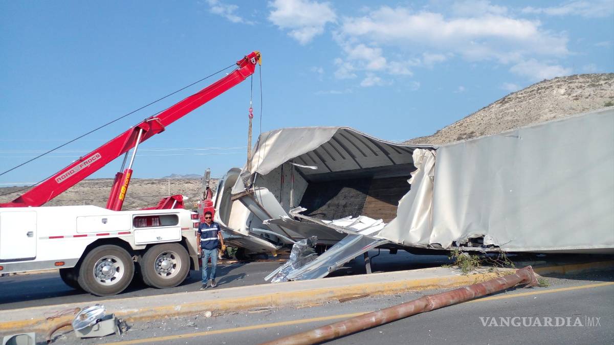 Tráiler vuelca en libramiento Óscar Flores Tapia, trasladan a chofer a hospital de Saltillo