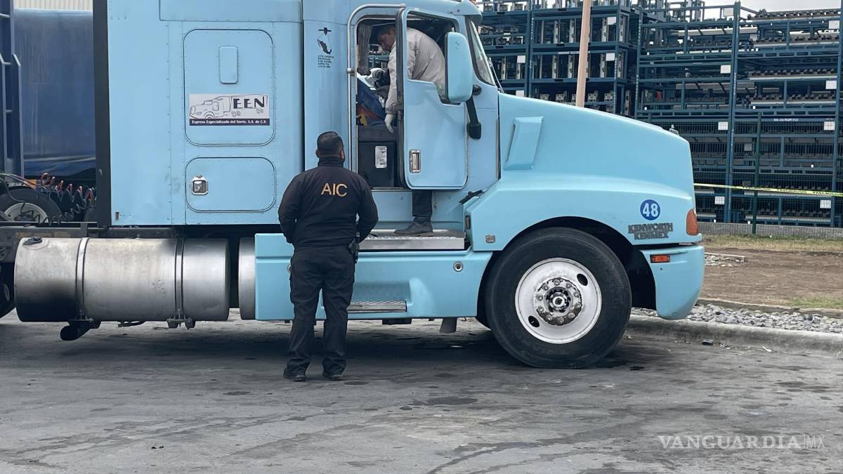 Mata infarto a trailero en Ramos Arizpe mientras esperaba permiso de descarga