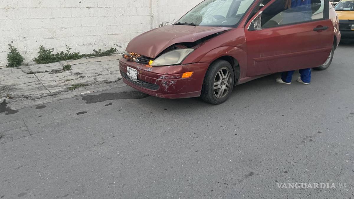 Taxista no respeta alto y vehículo lo embiste en Saltillo