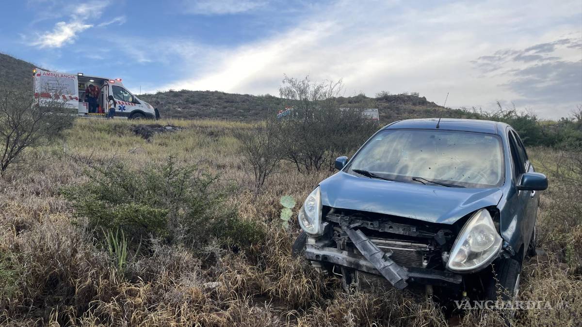 ¡Tremendo susto! Por exceso de velocidad pierde control de su auto y sale del camino, en la carretera a Torreón