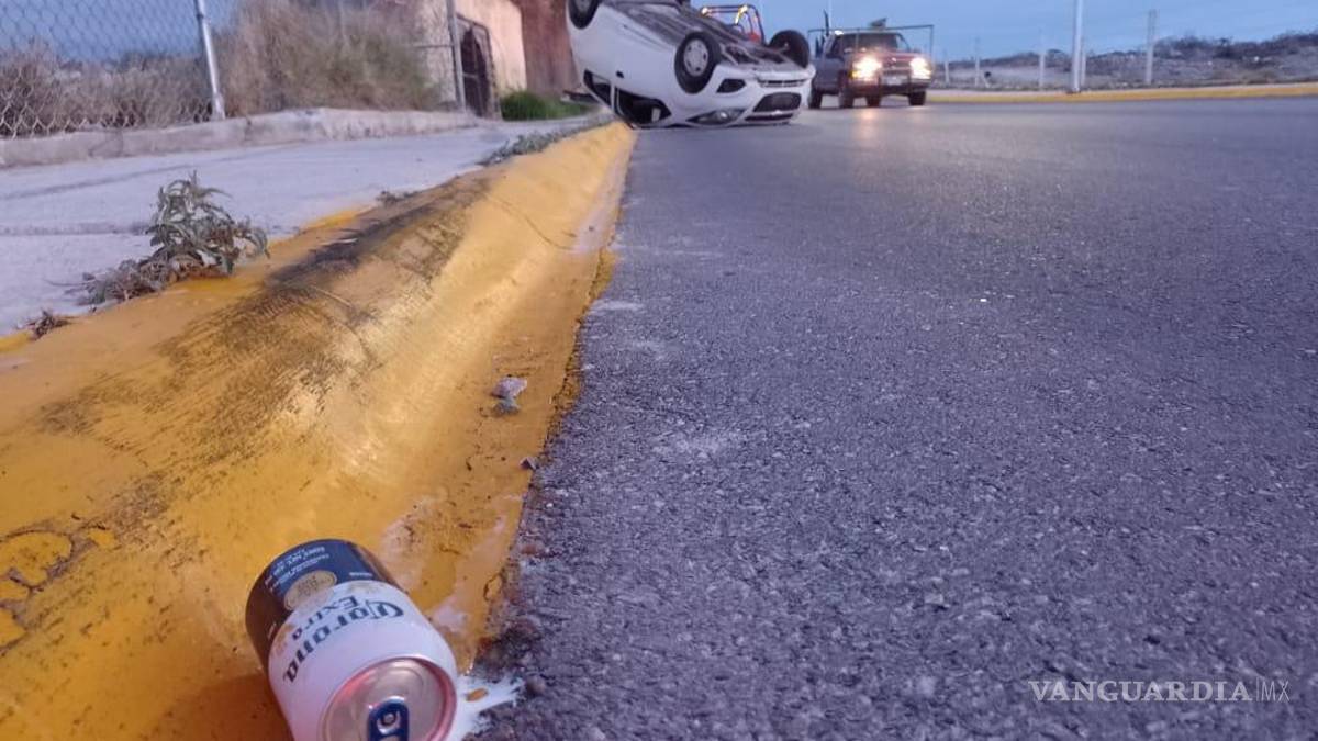 Conductor en estado de ebriedad huye tras volcar, en colonia de Ramos Arizpe