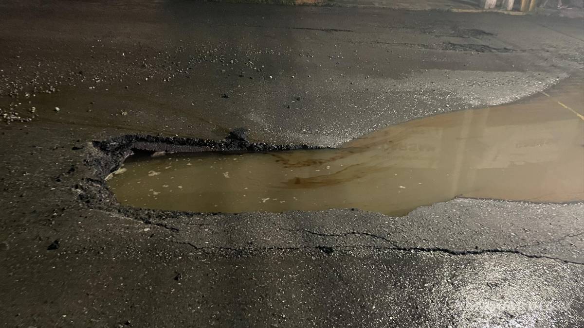 Bache ‘invisible’ origina volcadura en Saltillo; lo confundieron con charco de agua