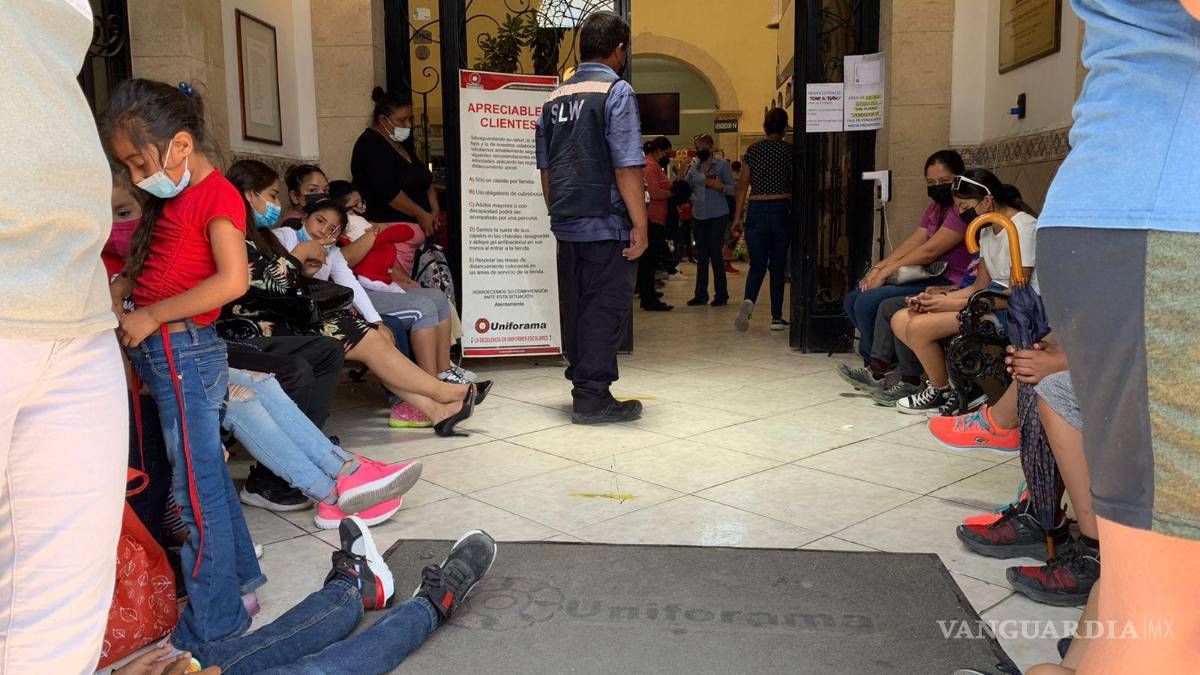 ¿Listos los uniformes para el regreso a clases? Abarrotan sitios de venta en Saltillo