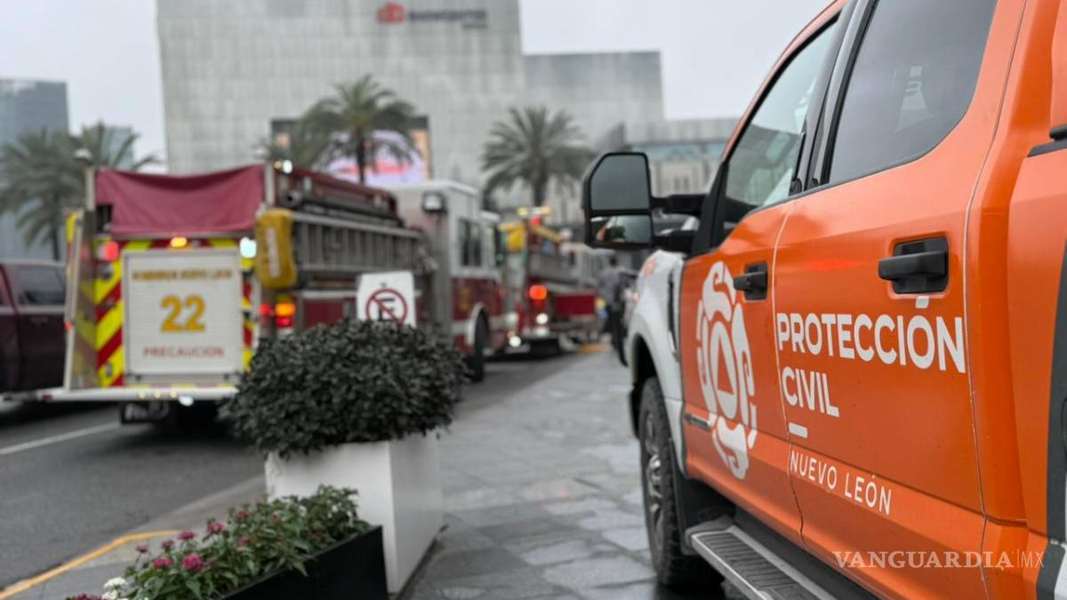 Evacuan a 110 personas por incendio en restaurante italiano de Valle Oriente, en Nuevo León