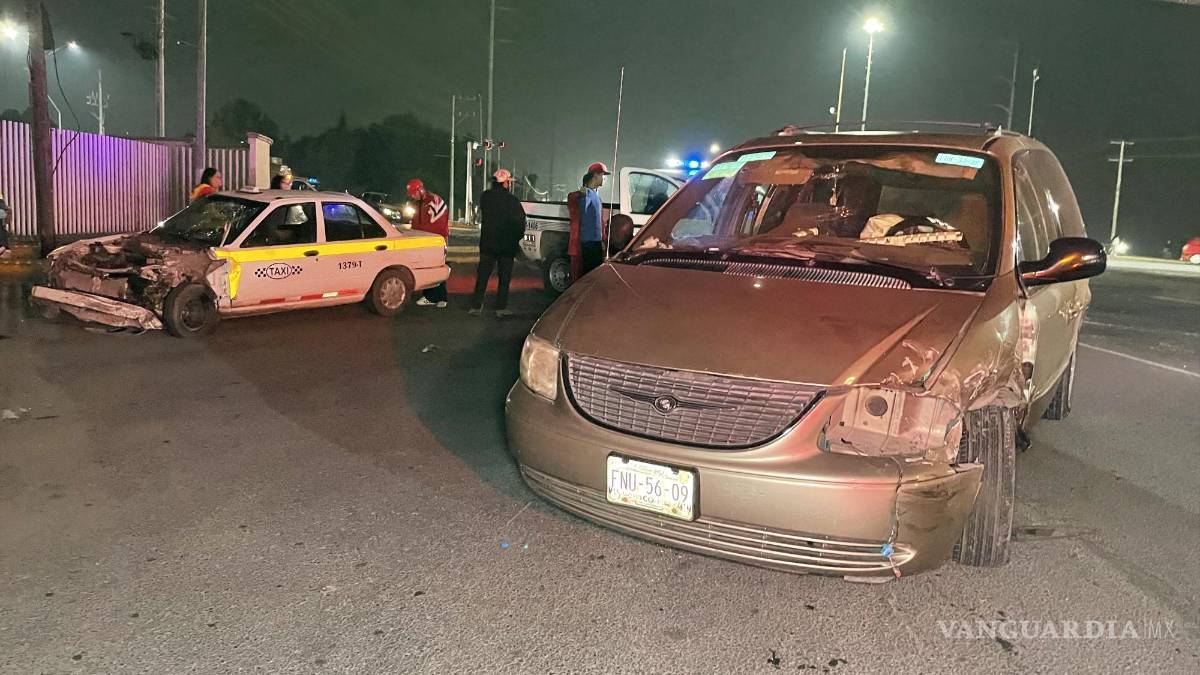Chocan ‘Guasón’ y ‘Winnie Pooh’ contra taxi en cruce de Saltillo