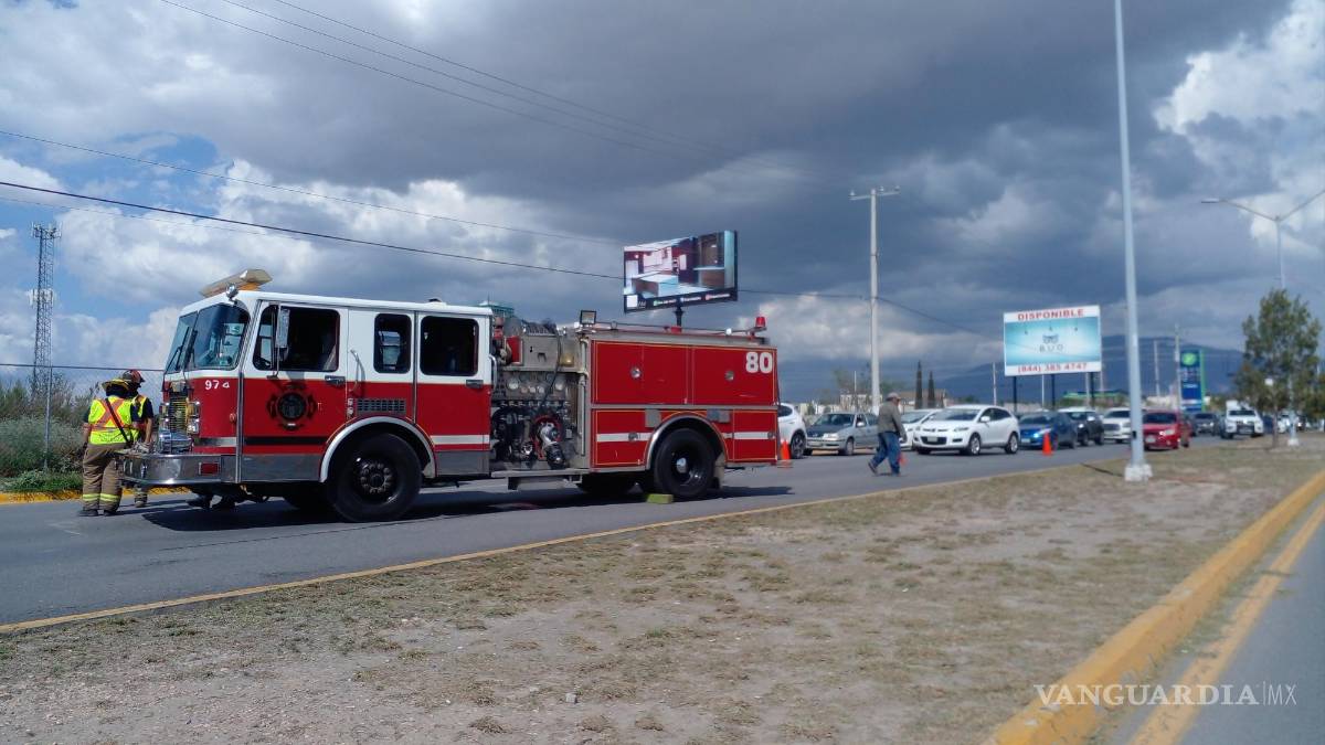 Conductor vuelca su automóvil en bulevar Colosio de Saltillo; derriba luminaria