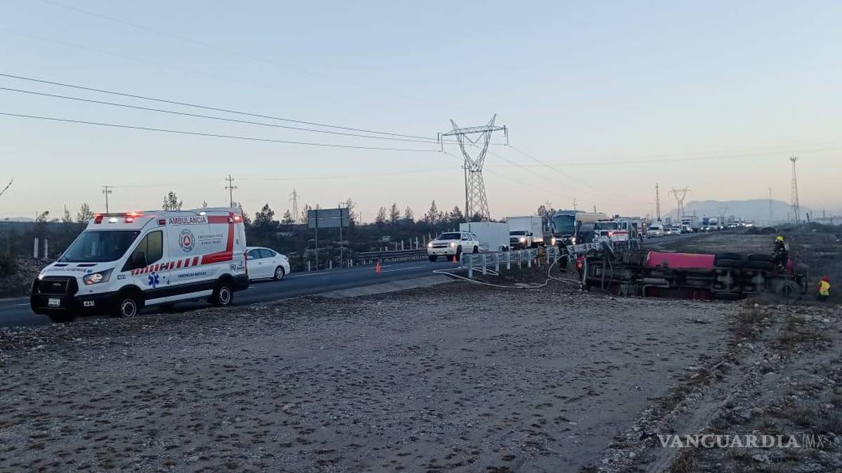 Vuelca pipa con diésel en carretera Monterrey-Saltillo, conductor abandona vehículo siniestrado