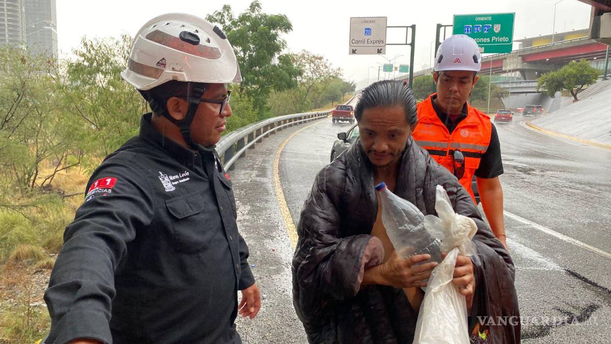 Lluvias causan encharcamientos, cierres viales y el rescate de dos personas, en Nuevo León