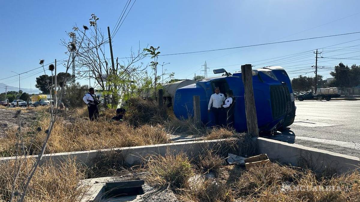 Tráiler vuelca por exceso de carga y derrama 20 toneladas de alimento para gallo en Saltillo