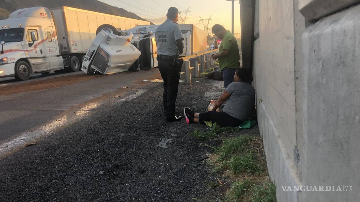 Tráiler vuelca a exceso de velocidad en la Sal-Mty