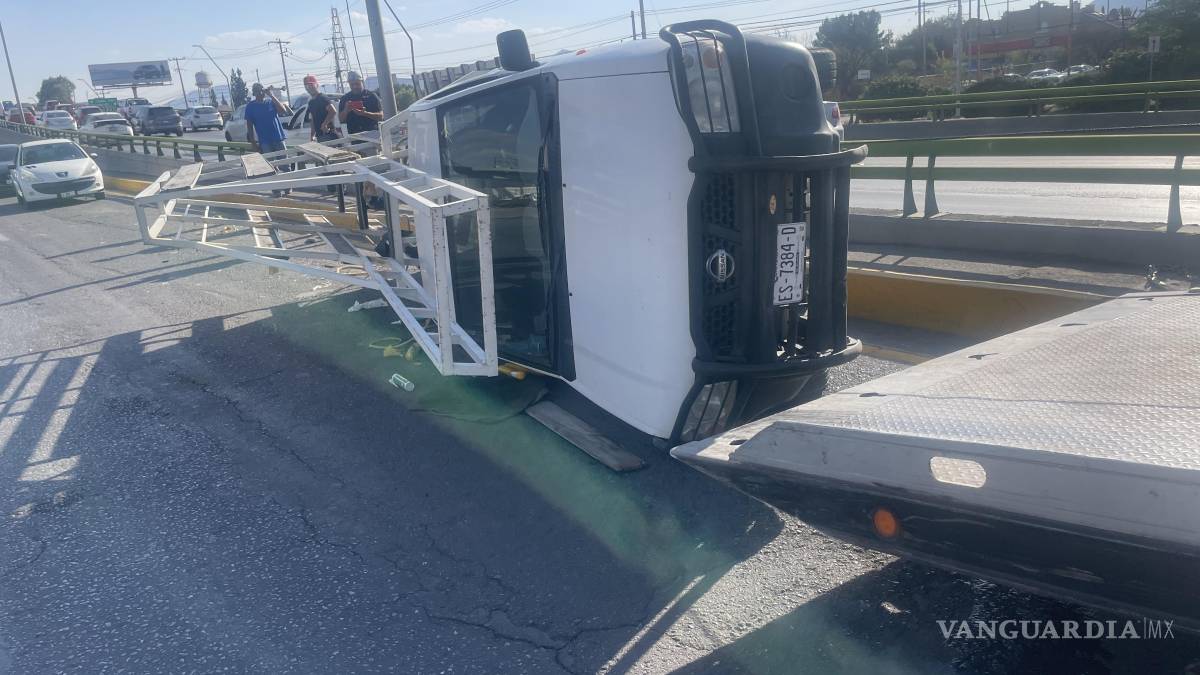 Empleado vuelca camioneta tras recibir ‘cerrón’ en bulevar Venustiano Carranza