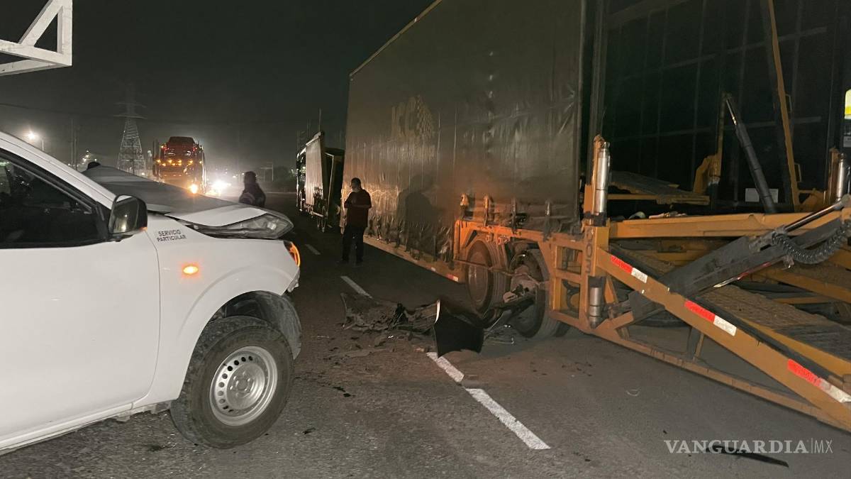 Regiomontanos chocan contra vehículo nodriza, tras casi volcar en la carretera a Monterrey