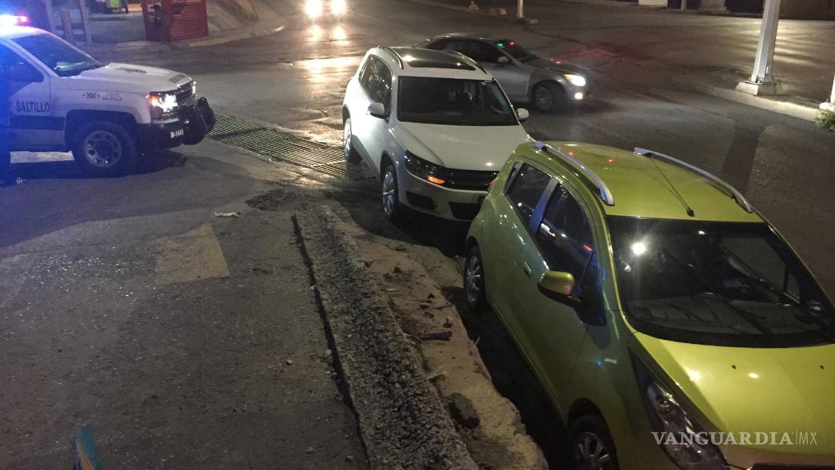Vuelca mujer en estado de ebriedad en cruce de Urdiñola