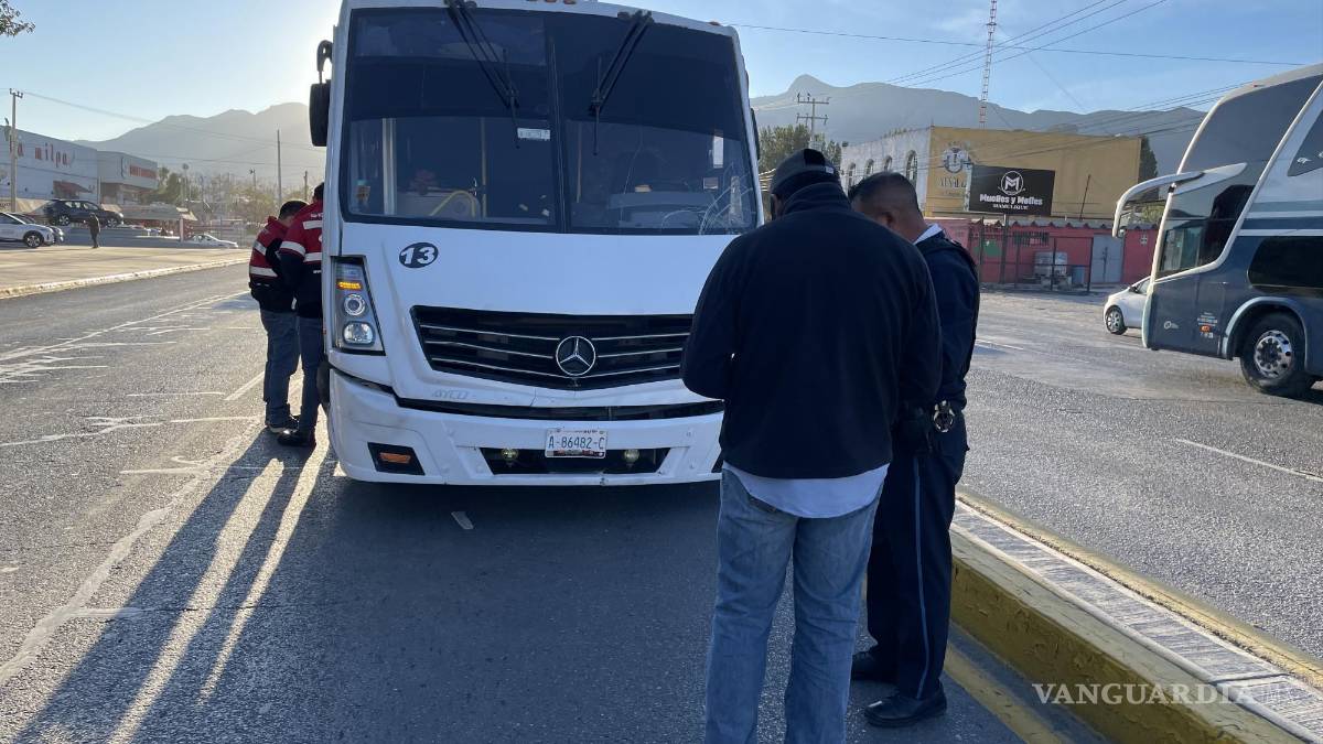Transporte de personal choca contra camellón y casi vuelca en periférico LEA en Saltillo