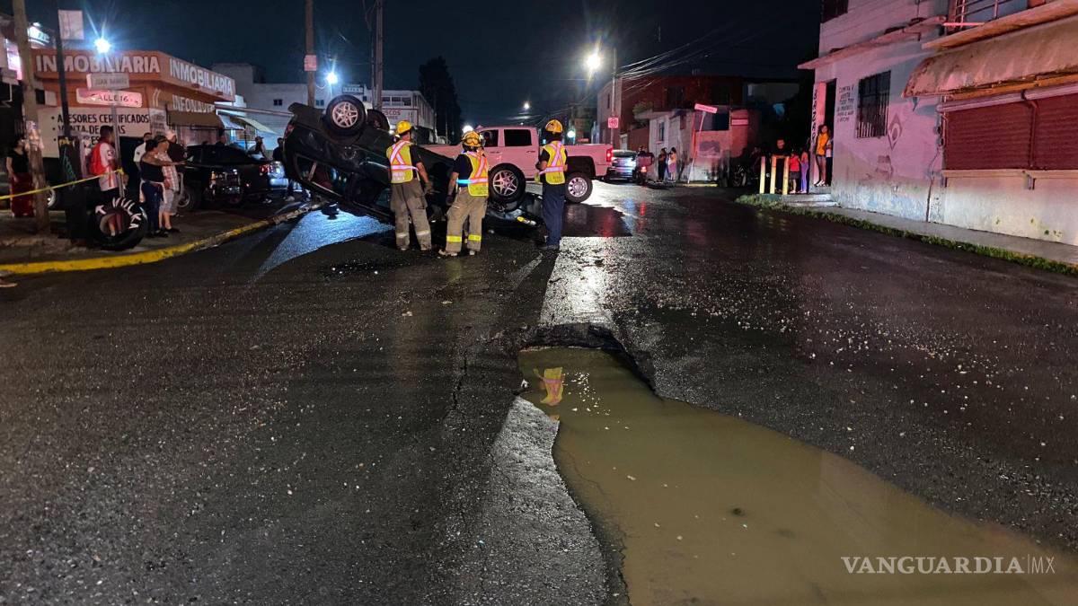 Bache ‘invisible’ origina volcadura en Saltillo; lo confundieron con charco de agua