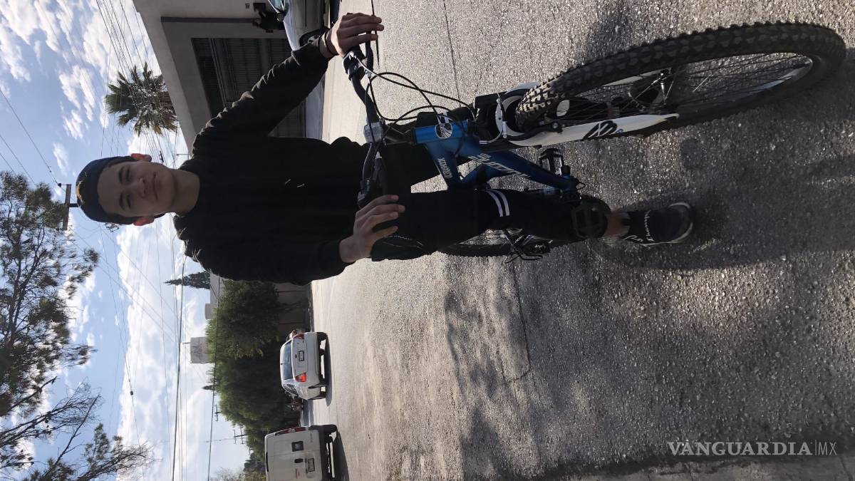 El joven inquieto que aprende responsabilidad, amistad y autonomía en bicicleta