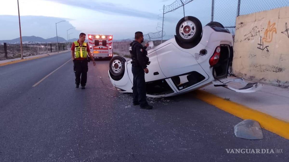 Conductor en estado de ebriedad huye tras volcar, en colonia de Ramos Arizpe