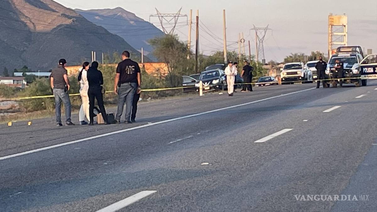 Hallan a hombre con 4 impactos de bala a orillas de la carretera Monterrey-Saltillo