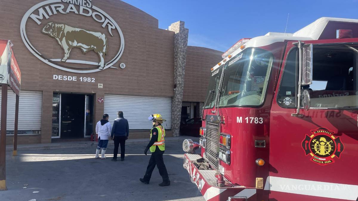 Descuido provoca incendio de manteca en carnicería de Saltillo; evacúan a 20