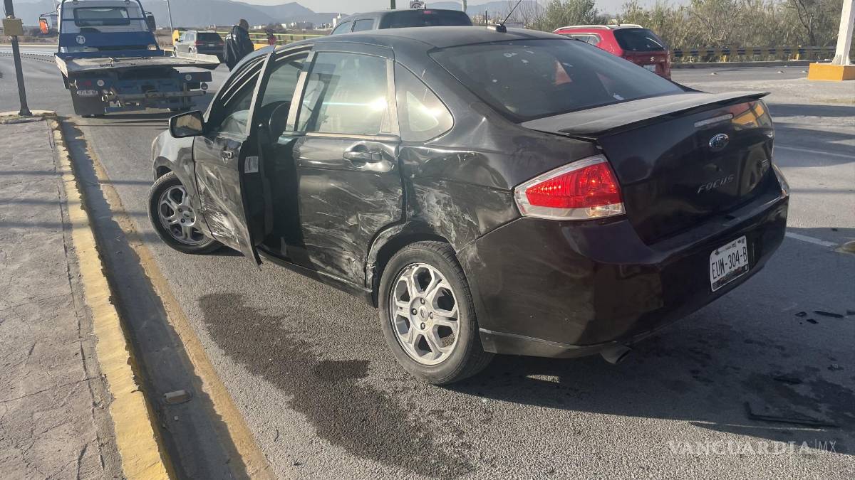 Vehículo se ‘adueña’ de bulevar y causa choque contra camioneta en Saltillo