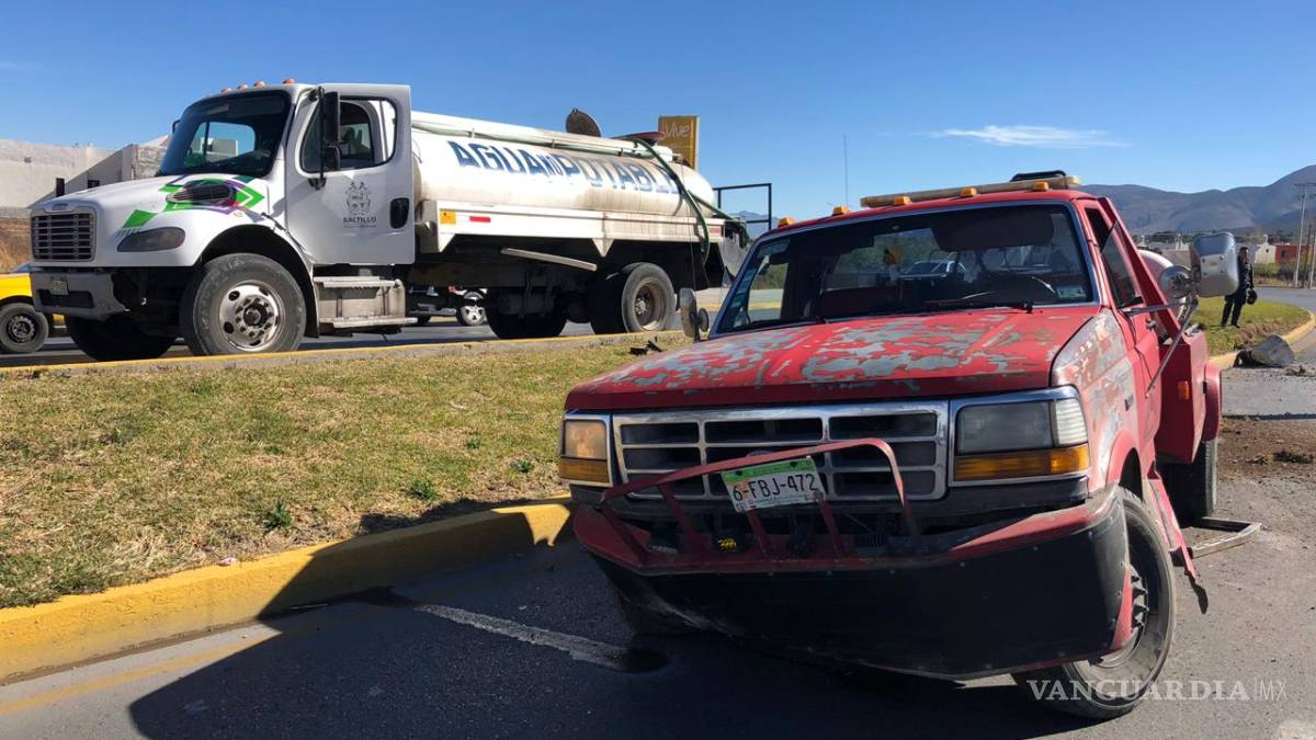 Grúa se impacta contra pipa de Municipio en Saltillo