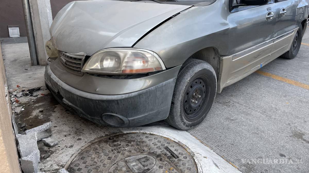 Saltillo: camioneta se queda sin frenos e impacta en farmacia; conductora y sus tres hijos resultan ilesos