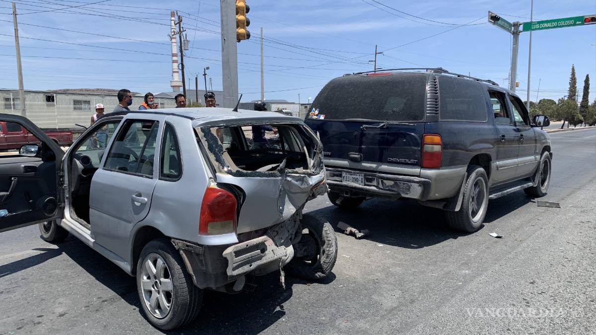 Hombre intenta escapar tras causar choque múltiple, al norte de Saltillo