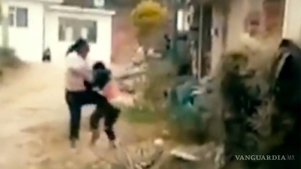 Con rodillazos y golpes, madre 'aplaca' a su hijo con discapacidad