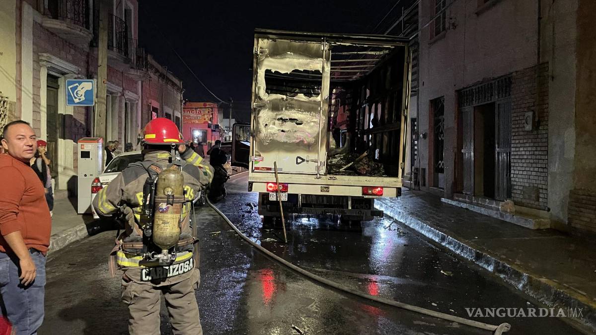 Se incendia camión de ‘Santa Claus’ en Saltillo: llevaba juguetes y ropa
