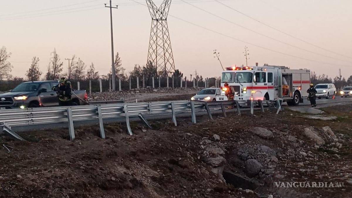 Vuelca pipa con diésel en carretera Monterrey-Saltillo, conductor abandona vehículo siniestrado