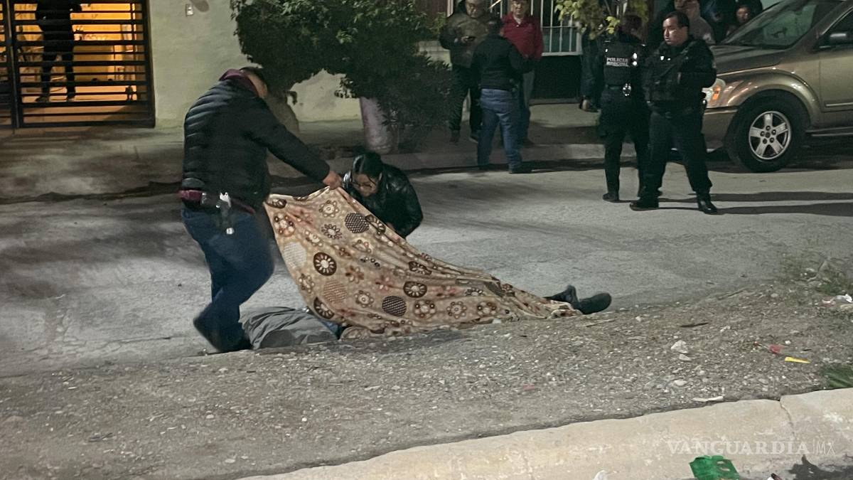 Mujer sale de casa y muere en la vía pública, en Saltillo