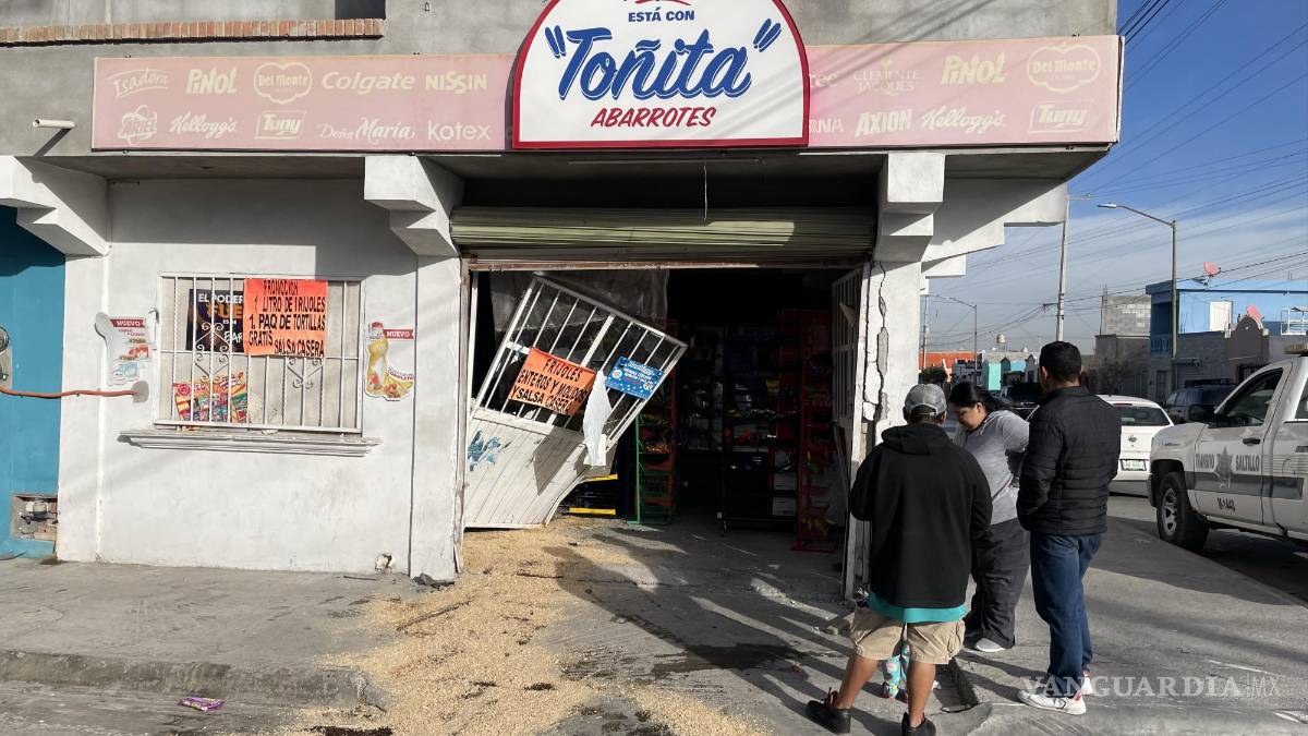 Madre pierde el control de su vehículo y choca contra ‘tiendita’ en Saltillo