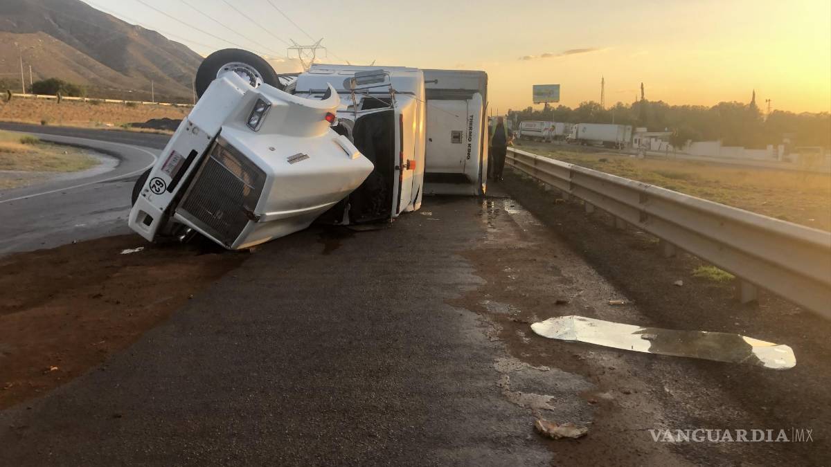 Tráiler vuelca a exceso de velocidad en la Sal-Mty