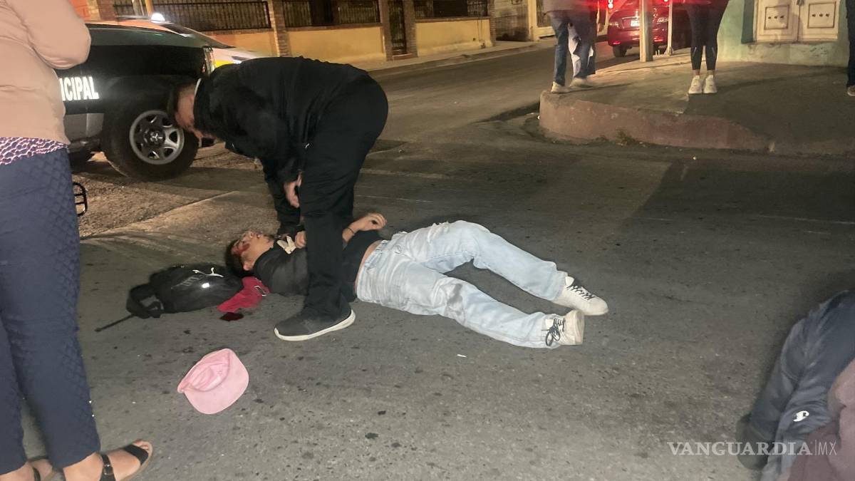 Cuatro menores motociclistas resultan heridos al ser embestidos por una camioneta, en Saltillo