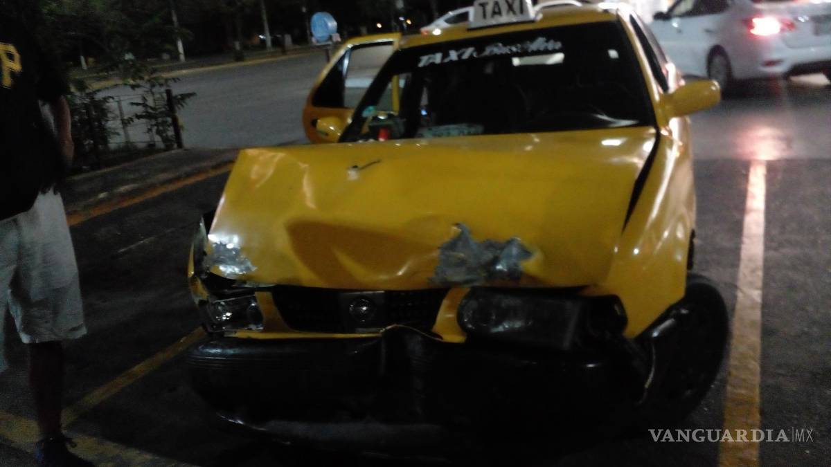 Saltillo: se pasa semáforo, choca contra taxi y se da a la fuga