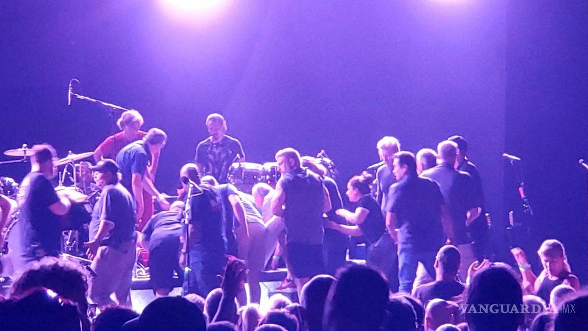 Colapsa el músico Carlos Santana en pleno concierto en Michigan