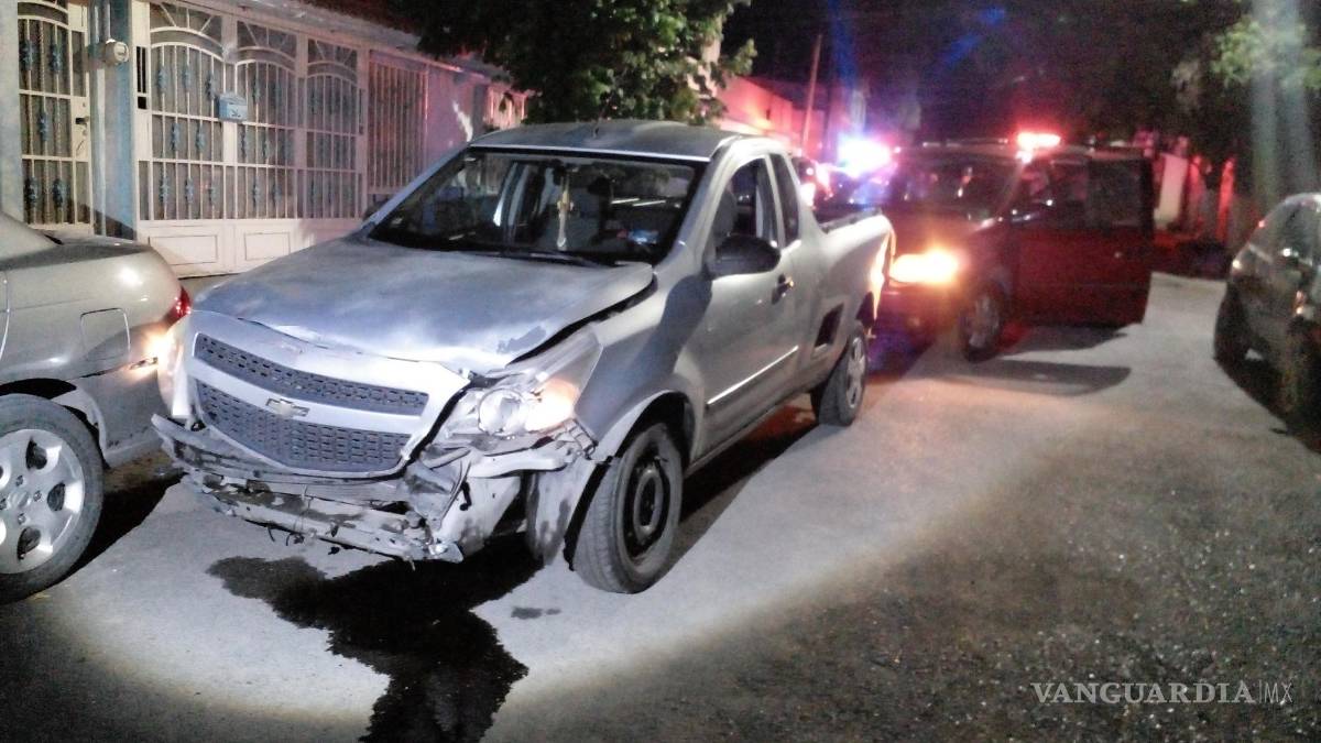 Saltillo: choca, huye, vuelve a chocar y lo detienen a batazos