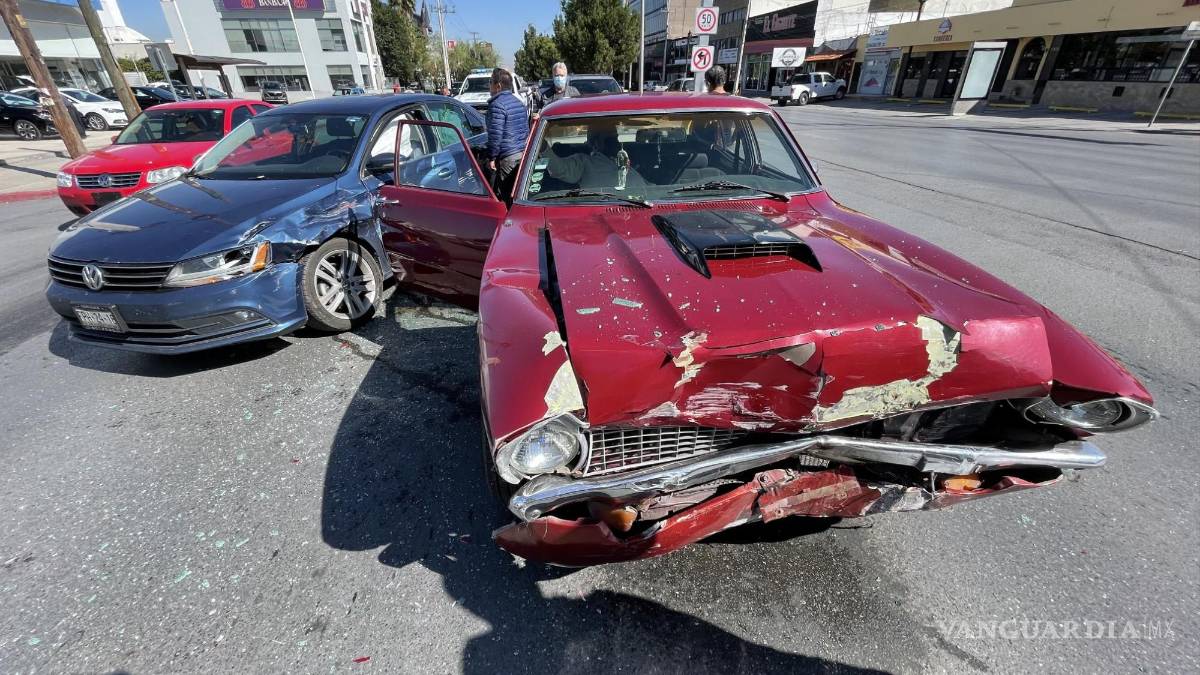 Destruye saltillense su auto clásico tras frenar de imprevisto