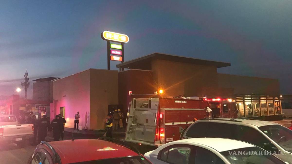 Reportan incendio en plaza comercial de colonia San Patricio, en Saltillo