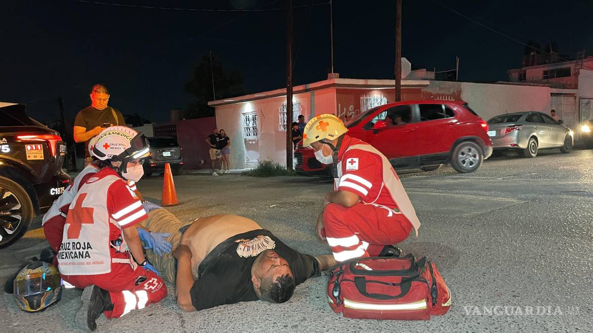 Motociclistas colisionan en la Ignacio Zaragoza; uno de ellos resulta con golpes severos