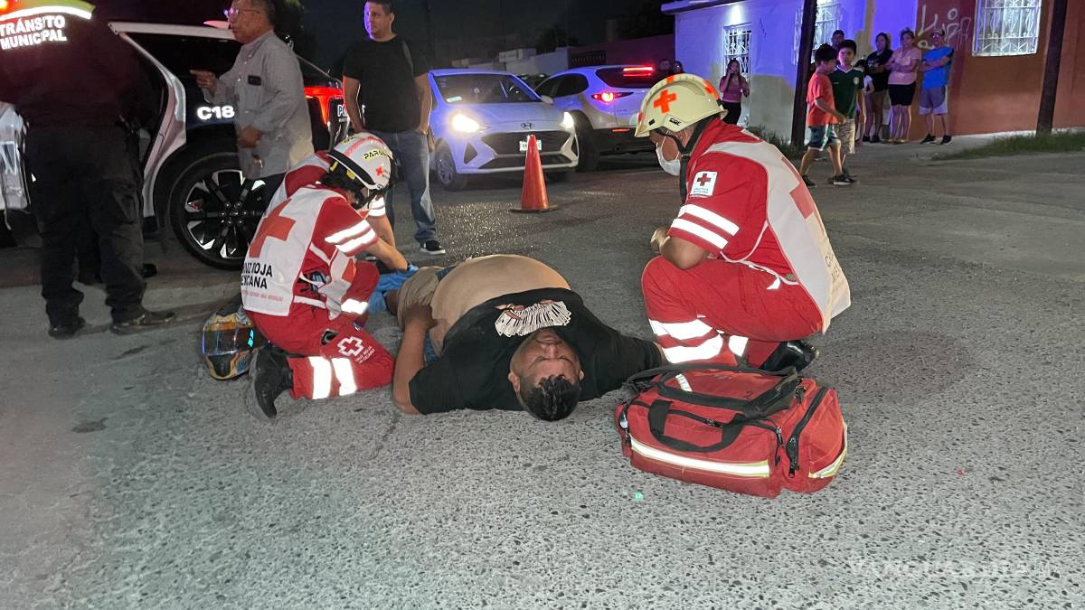 Motociclistas colisionan en la Ignacio Zaragoza; uno de ellos resulta con golpes severos
