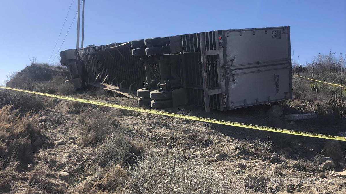 Trailero dormita y vuelca en la carretera Saltillo-Monclova