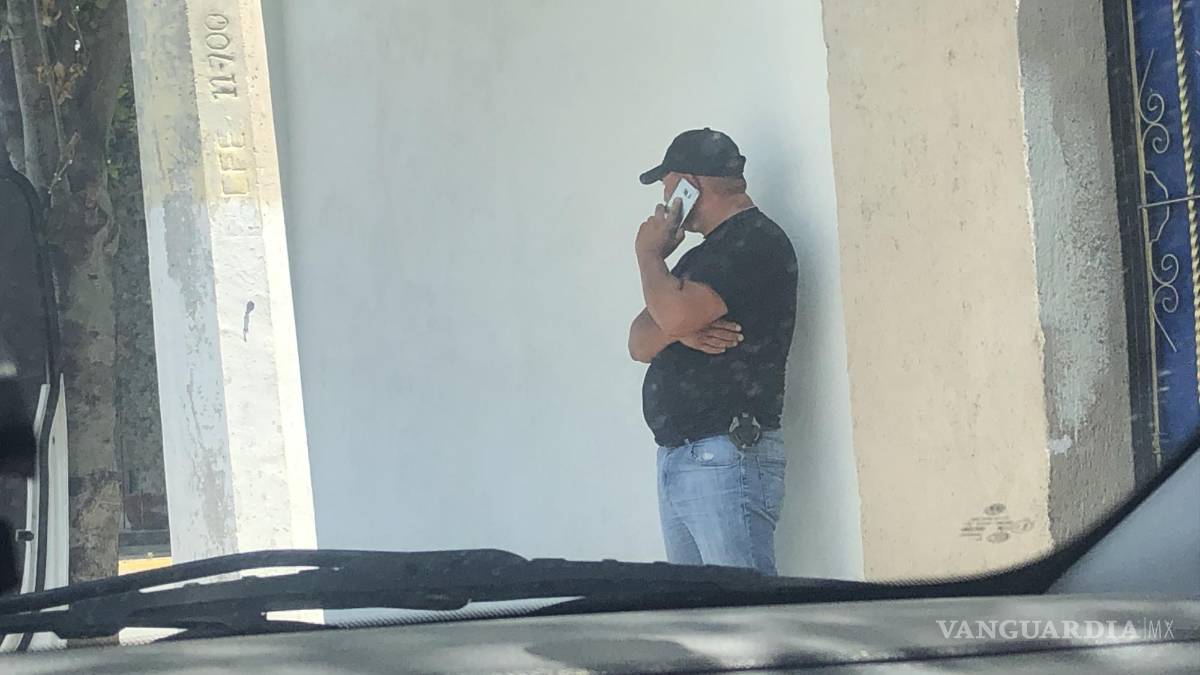 Choca contra barrera metálica por ir a exceso de velocidad