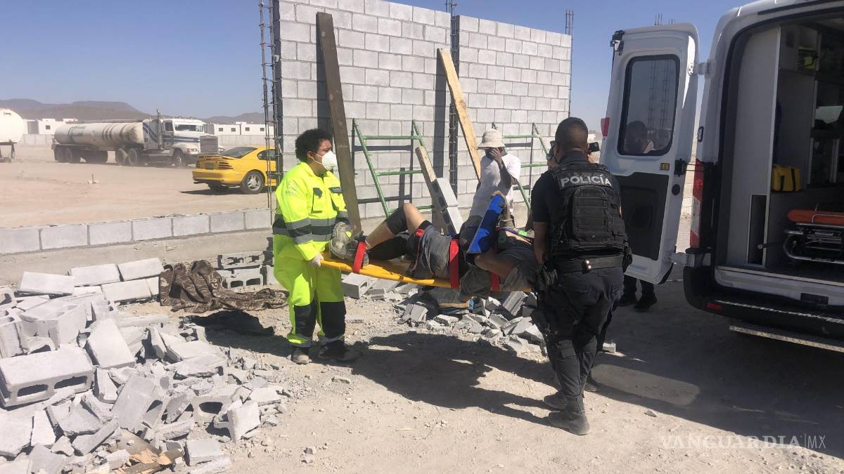 Ventarrón derriba barda en construcción, albañil termina aplastado
