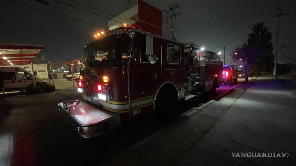 Moviliza a bomberos de Saltillo quema de maleza en arroyo