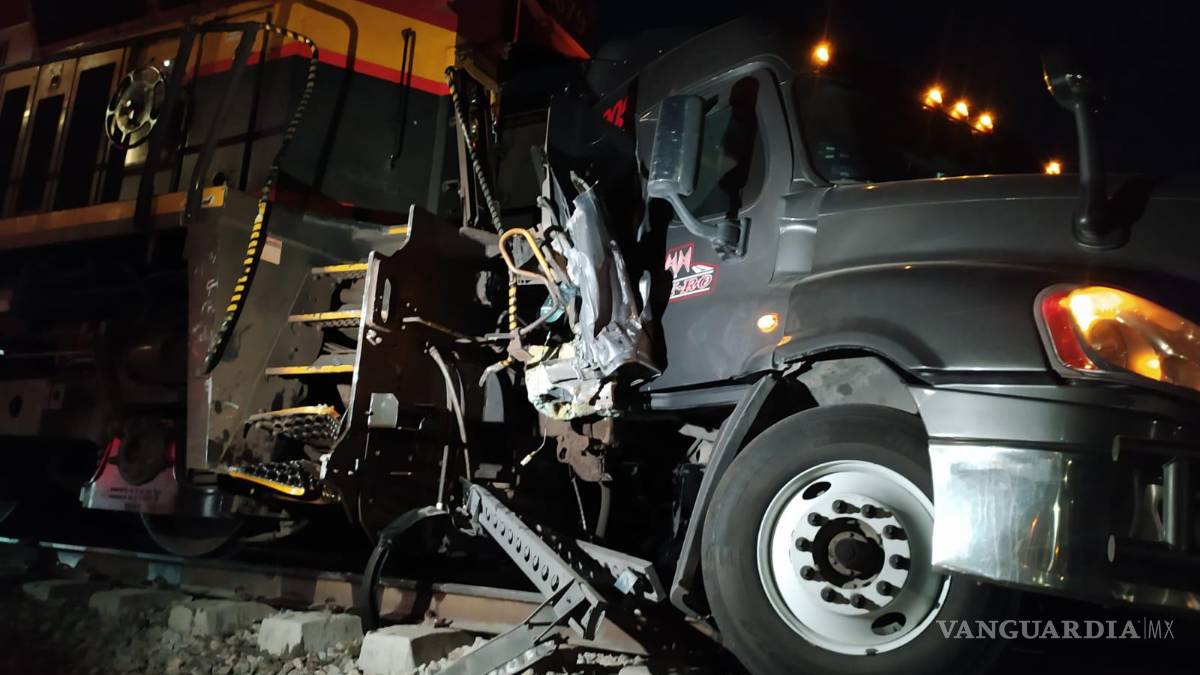 Saltillo: imprudente trailero se le atraviesa al tren