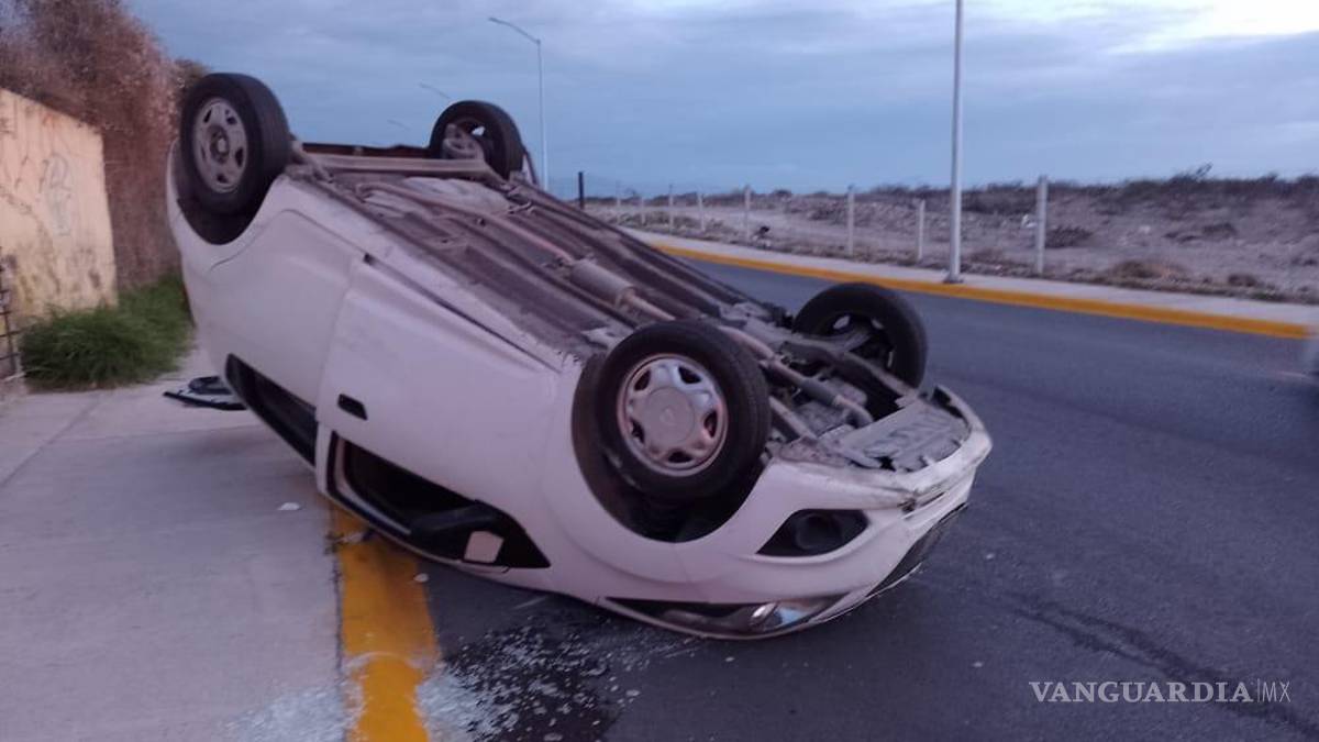 Conductor en estado de ebriedad huye tras volcar, en colonia de Ramos Arizpe